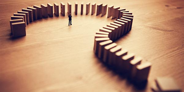 碳酸锂期货飙升与美股集体下跌：产业链复苏与美联储政策影响